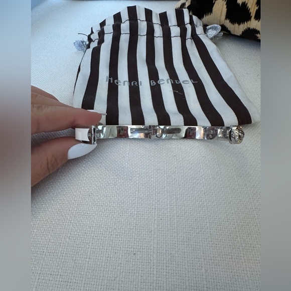 HENRI BENDEL ENAMEL BANGEL WITH DUST BAG
White silver and gold - Picture 4 of 5